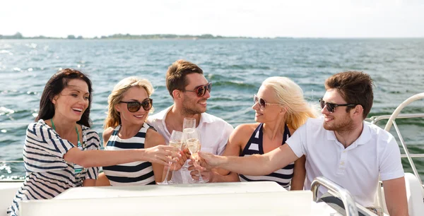 Ler vänner med glas champagne på yacht — Stockfoto