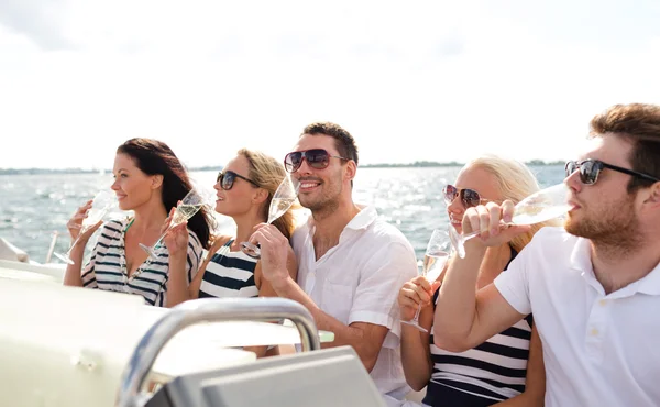 Amigos sonrientes con copas de champán en el yate — Foto de Stock