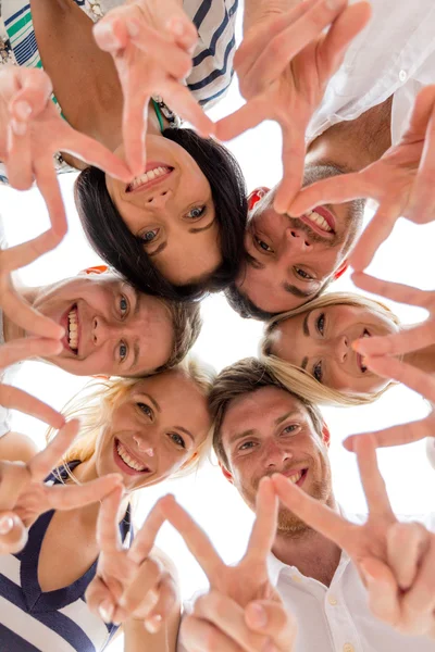 Amigos sonrientes en círculo — Foto de Stock