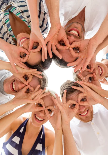 Amis souriants en cercle — Photo