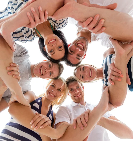 Amici sorridenti in cerchio — Foto Stock