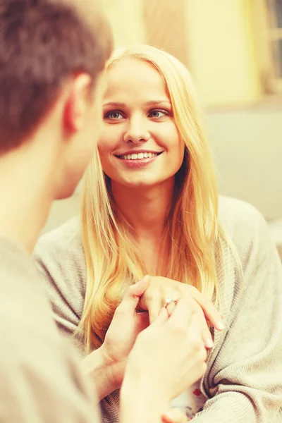 Romantic man proposing to beautiful woman — Stock Photo, Image