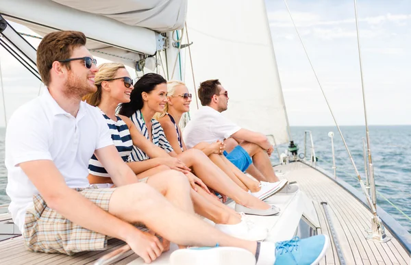 Lachende vrienden zittend op het jachtdek — Stockfoto