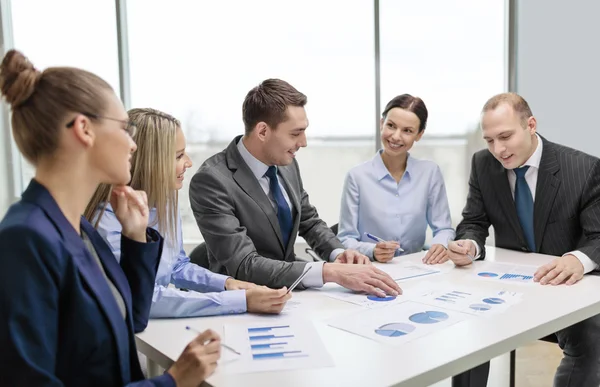 Sonriente equipo de negocios en la reunión — Foto de Stock