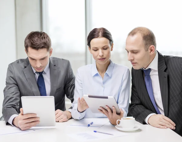 Geschäftsteam mit Tablet-PC diskutiert — Stockfoto