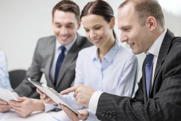 Geschäftsteam mit Tablet-PC diskutiert — Stockfoto