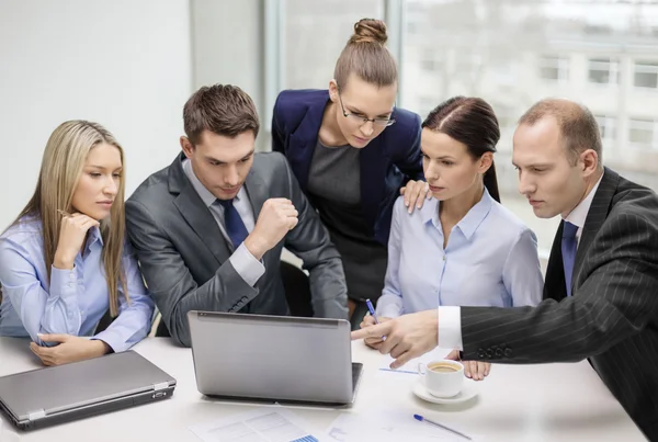 Equipe de negócios com laptop tendo discussão — Fotografia de Stock