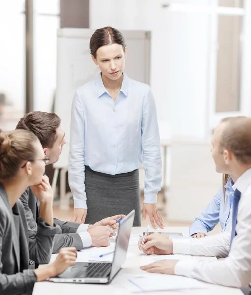 Strikt kvinnliga chefen talar till business team — Stockfoto