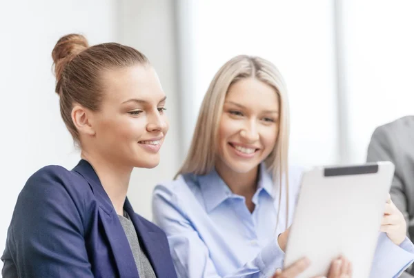 Équipe d'affaires avec tablette pc avoir la discussion — Photo