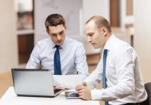 Due uomini d'affari che discutono in ufficio — Foto Stock