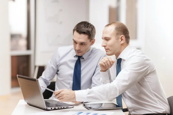 Twee zakenlieden met discussie in kantoor — Stockfoto