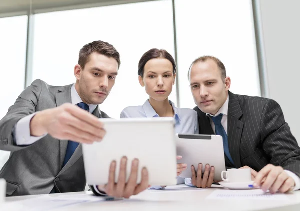 Équipe d'affaires avec tablette pc avoir la discussion — Photo