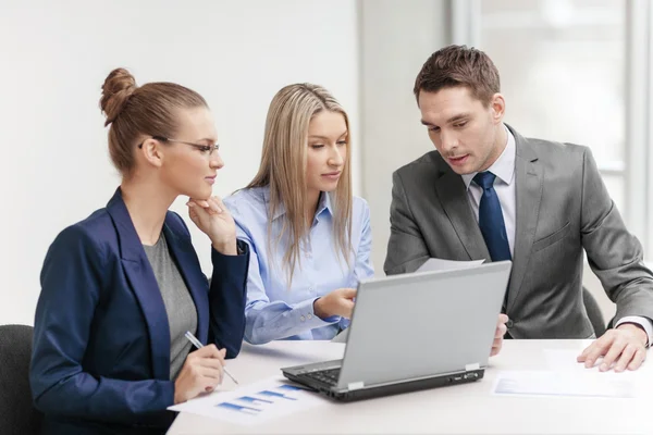 Business team with laptop having discussion — Stock Photo, Image
