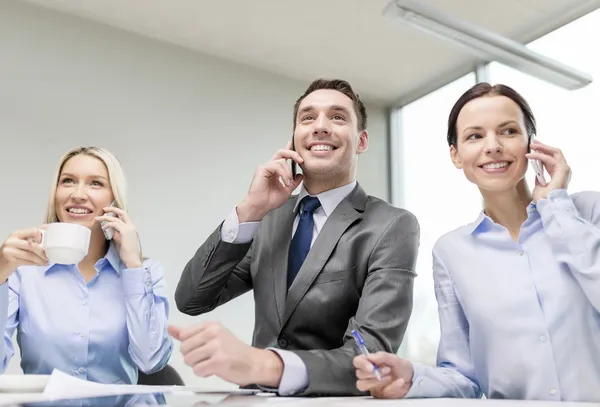 Equipe de negócios com smartphones conversando — Fotografia de Stock