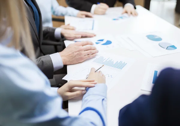 Close up van chats en grafieken in office — Stockfoto