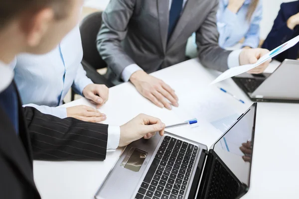 Nahaufnahme von Dateien und Laptop im Büro — Stockfoto