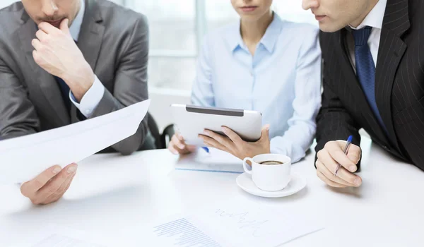 Geschäftsteam mit Grafik, Tablet-PC und Kaffee — Stockfoto