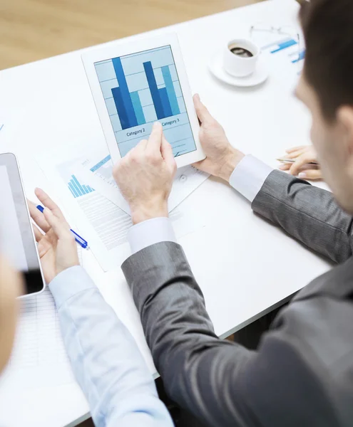 Business team with graph on tablet pc screen — Stock Photo, Image