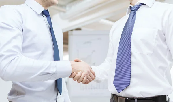 Dos hombres de negocios estrechando la mano en la oficina — Foto de Stock