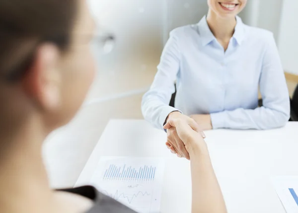 Dos empresaria sonriente estrechando las manos en la oficina — Foto de Stock