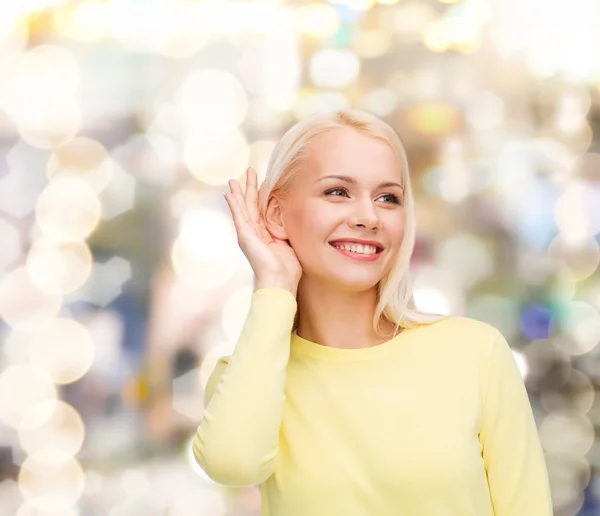 Souriant jeune femme à l'écoute des commérages — Photo