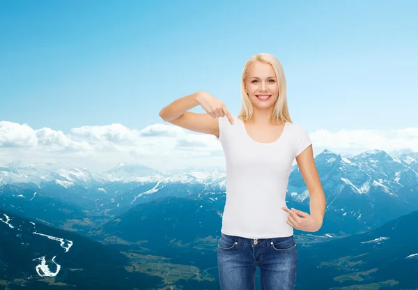 Mosolygó fiatal nő az üres fehér póló — Stock Fotó