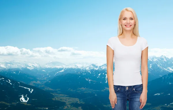 Mujer sonriente en camiseta blanca en blanco —  Fotos de Stock