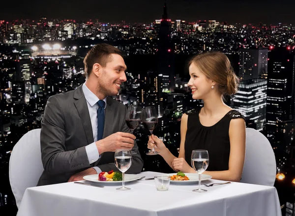 笑顔のカップルがレストランでメインコースを食べて — ストック写真