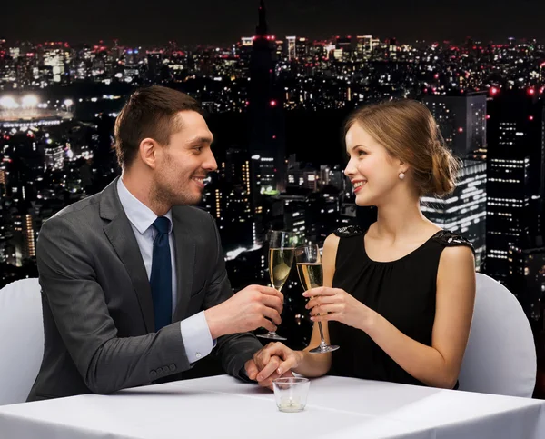 Par med glas champagne på restaurang — Stockfoto