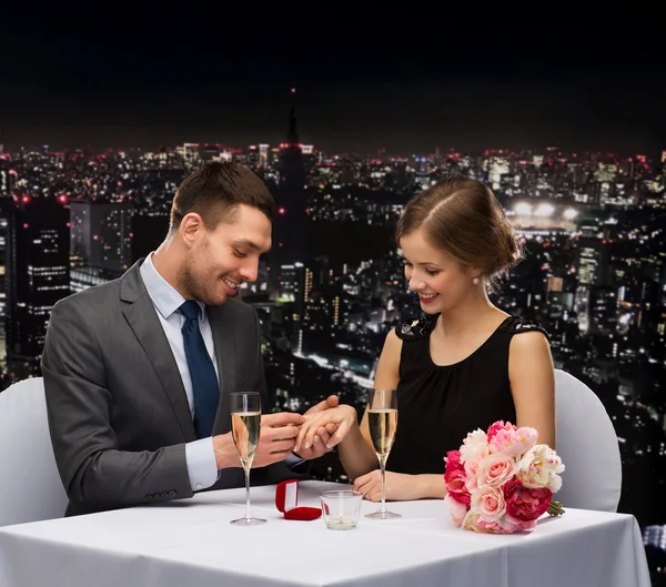 Hombre proponiendo matrimonio a su novia en el restaurante —  Fotos de Stock