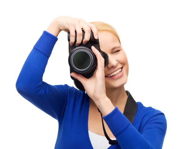 Leende kvinna ta bild med digital kamera — Stockfoto
