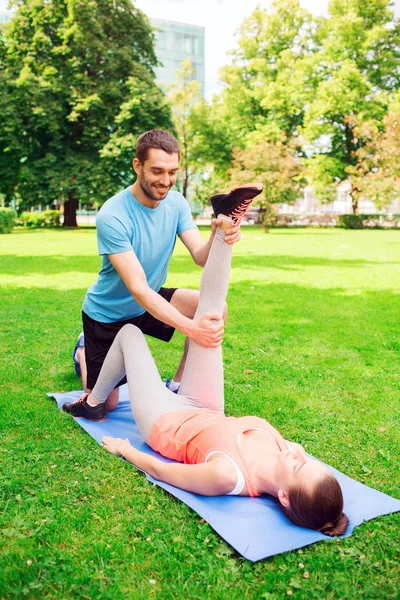 Smiling couple stretching outdoors — Stockfoto