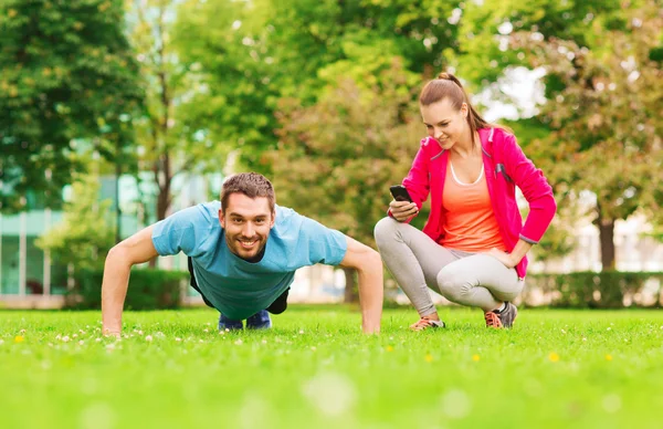 Smiling man doing exercise outdoors — Stock Photo, Image