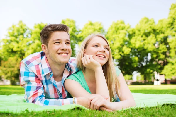 Smiling couple in park — Stock Photo, Image