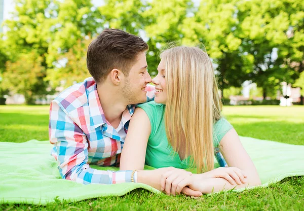 Coppia sorridente nel parco — Foto Stock