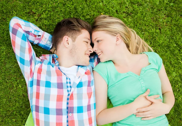 Coppia sorridente nel parco — Foto Stock