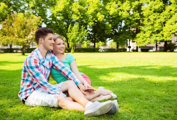 Uśmiechający się para w parku — Zdjęcie stockowe
