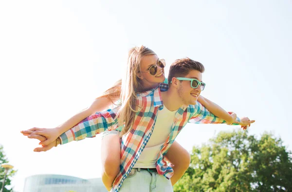 Sorrindo casal se divertindo no parque — Fotografia de Stock