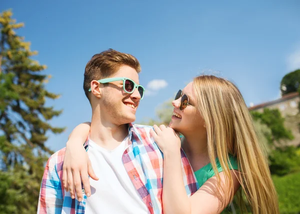 Sonriente pareja divirtiéndose al aire libre —  Fotos de Stock