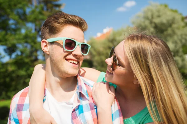 Sorrindo casal se divertindo ao ar livre — Fotografia de Stock