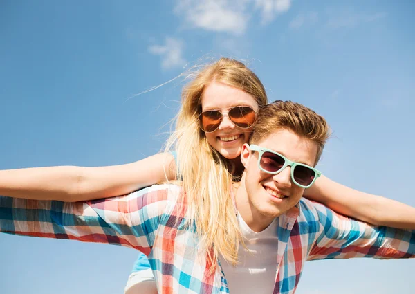 Smiling couple having fun outdoors — Stock Photo, Image