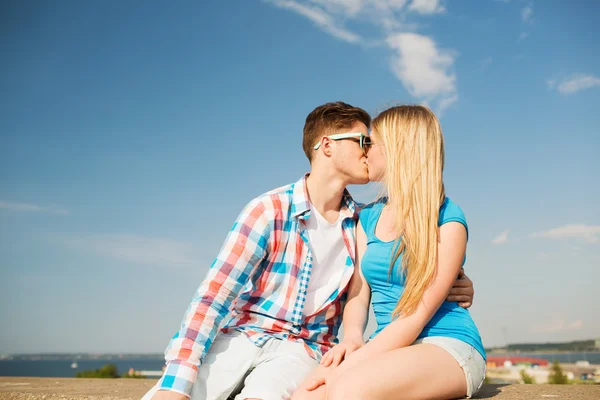 Smiling couple outdoors — Stock Photo, Image