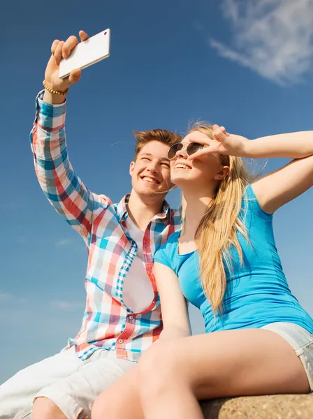 Sonriente pareja divirtiéndose al aire libre —  Fotos de Stock