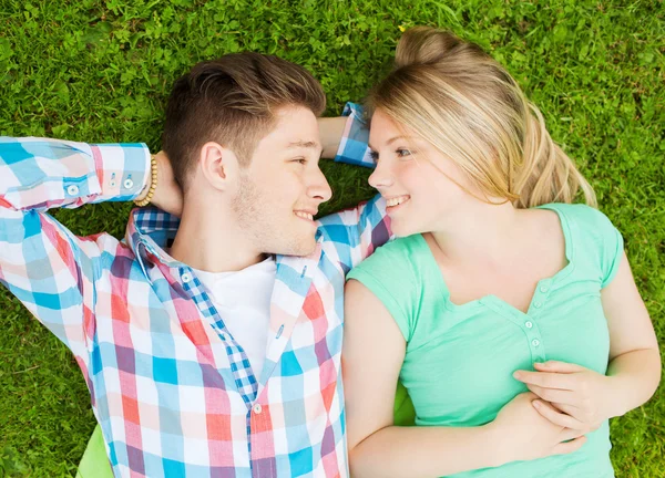 Couple souriant dans le parc — Photo