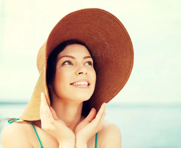 Chica en sombrero de pie en la playa —  Fotos de Stock