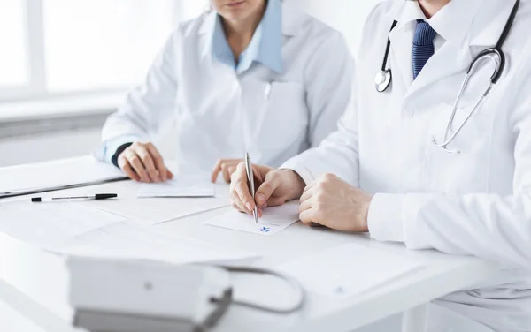 Doctor and nurse writing prescription paper — Stock Photo, Image