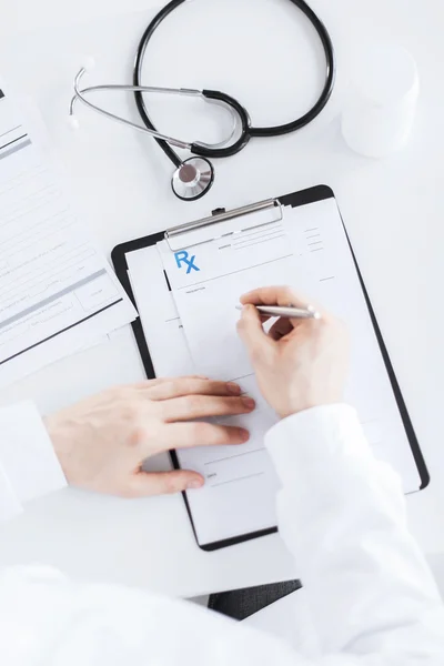 Médico masculino escrevendo papel de prescrição — Fotografia de Stock