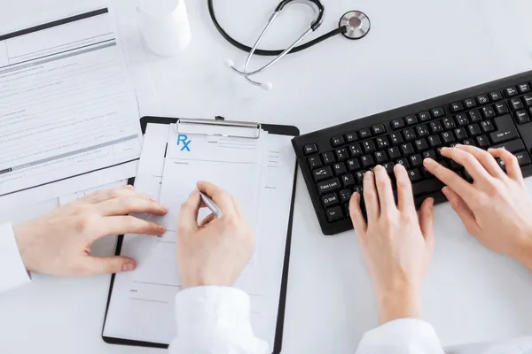 Médico y enfermera escribiendo papel de prescripción —  Fotos de Stock