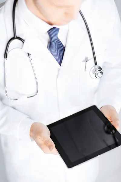 タブレット pc を保持している男性の医師 — ストック写真