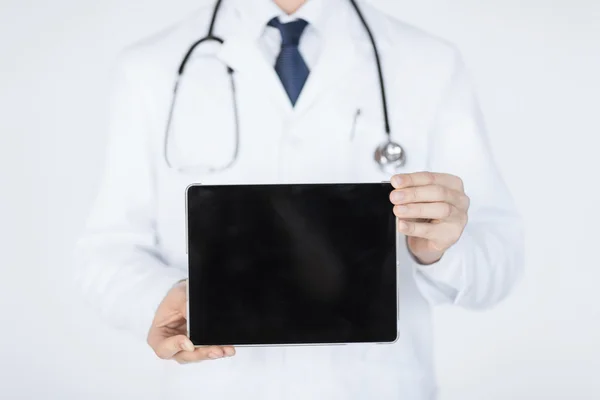 Mannelijke arts houden van tablet-pc — Stockfoto
